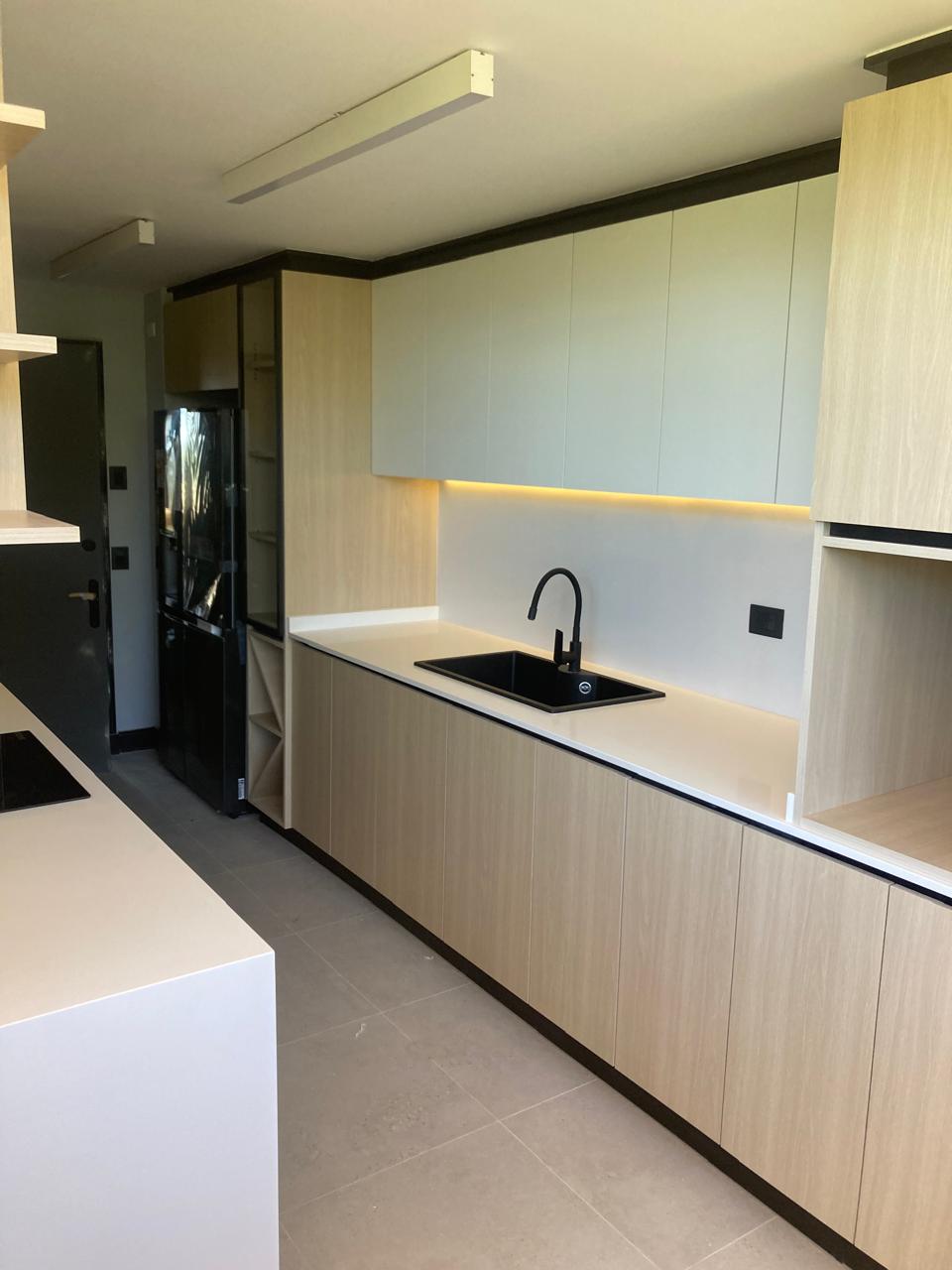 Cocina moderna remodelada por Constructora Pilpilén